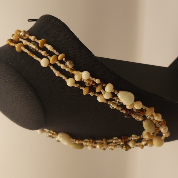 EUC Vintage Triple Strand Shades of Beige Glass Beaded 18" Necklace - Picture 8 of 9